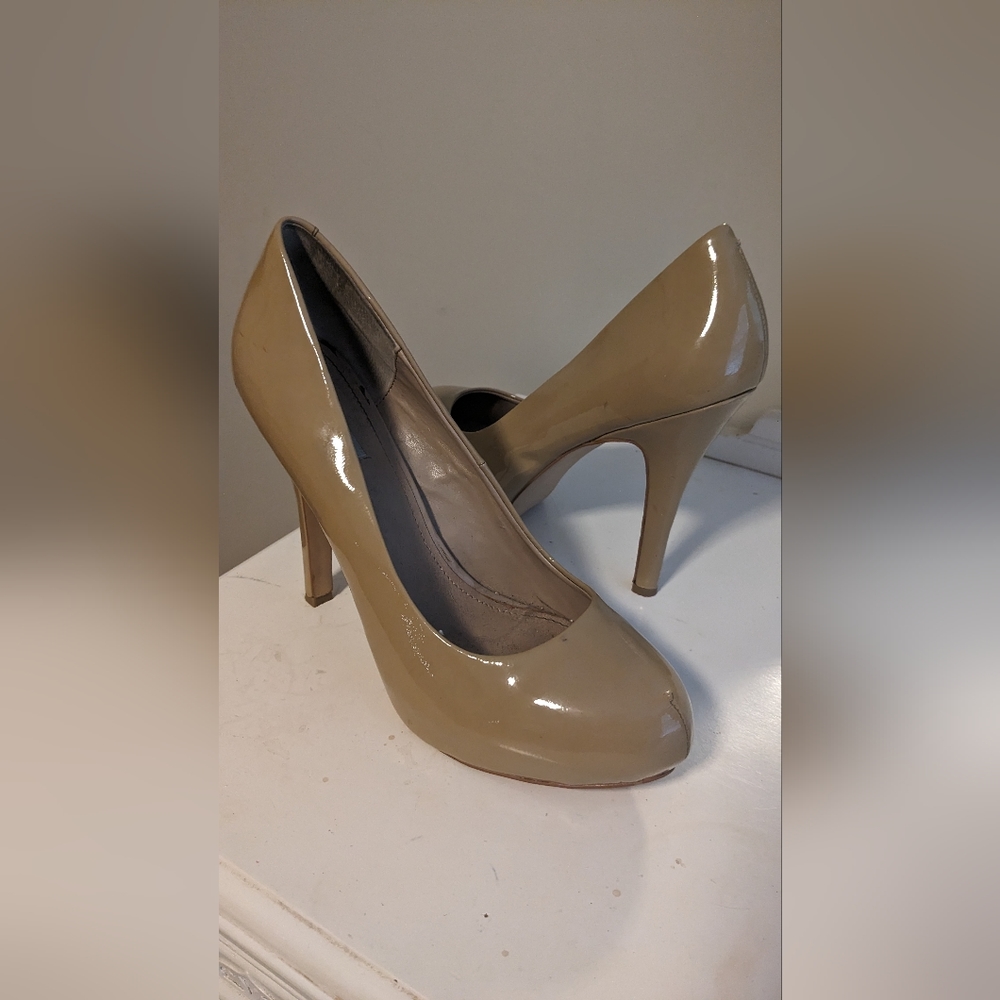 Steve Madden tan heels, size 10
